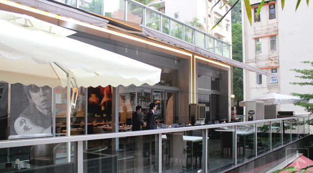 Located on the 2nd floor of a building at Wanchai, the set up of the restaurant is rather casual, surrounded by rustic Hong Kong residence.